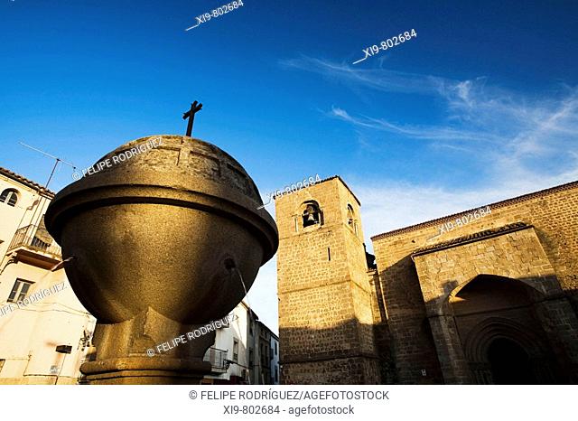 Fountain and church in San Nicolas square, Plasencia. Caceres province, Extremadura, Spain