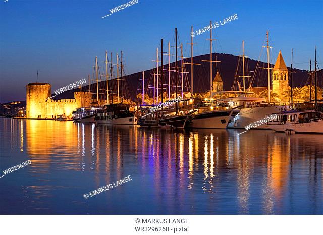 Sea Front Harbour and Kamerlengo Fortress, Old Town of Trogir, UNESCO World Heritage Site, Dalmatia, Croatia, Europe