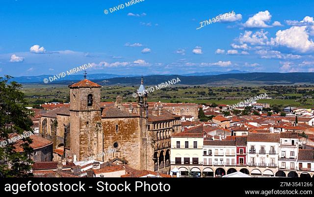 Vista de la Plaza Mayor y de la iglesia de San Martín desde la torre de la iglesia de Santiago. Truijillo. Cáceres. Extremadura. España