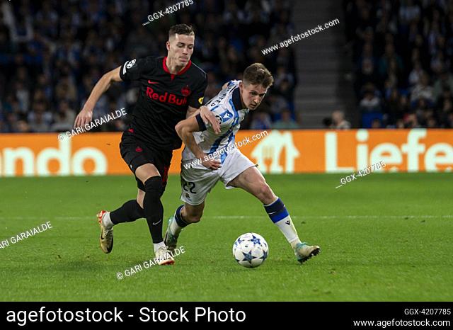 Benat Turrientes of Real Sociedad vies with Lukas Sucic of Salzburg FC during the UEFA Champions League match between Real Sociedad and Salzburg FC at Reale...