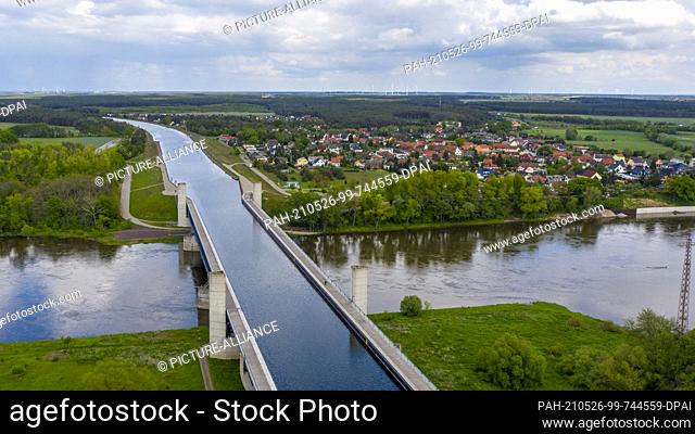 19 May 2021, Saxony-Anhalt, Magdeburg: Clouds pass over the Magdeburg waterway junction. The Mittelland Canal crosses the Elbe in a trough bridge at this point
