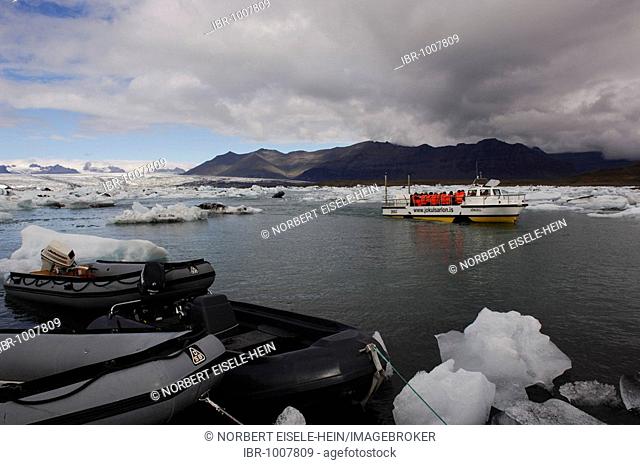 Boat on tour between icebergs, rubber dinghies, glacier, Joekulsárlón, Iceland, Europe