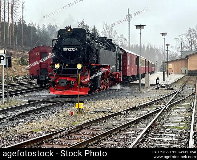 21 December 2023, Saxony-Anhalt, Schierke: A Harzer Schmalspurbahnen GmbH train stands in Schierke station. Due to the stormy weather