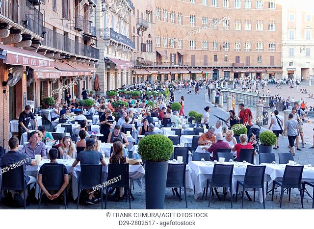 Italy, Tuscany, Piazza del Campo - tourists at restaurants