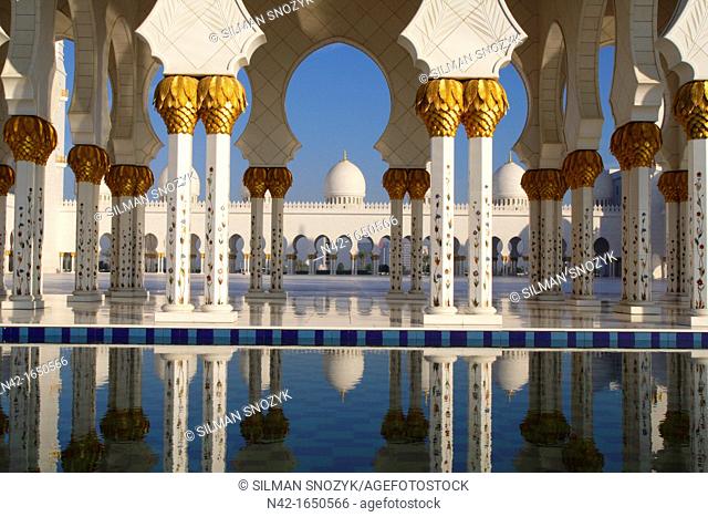 Sheikh Zayed Grand Mosque inner courtyard columns and domes, Abu Dhabi, United Arab Emirates