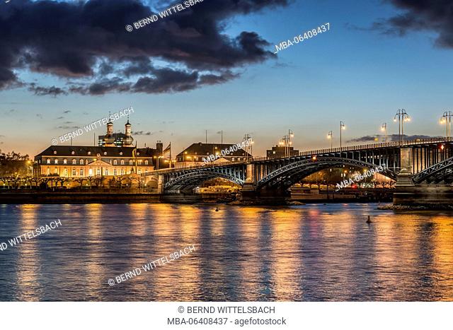 Mainz, Rhineland-Palatinate, Germany, Rheinpromenade (promenade) with Theodor Heuss bridge in the dusk