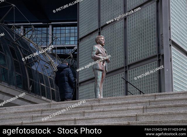 22 April 2021, Berlin: A larger-than-life statue at the main station shows entertainer Klaas Heufer-Umlauf. The approximately two-meter high monument made of...