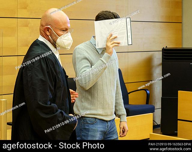 10 September 2021, Bavaria, Würzburg: At the beginning of the trial for attempted murder, the defendant (r) accompanied by his lawyer Peter Mökesch (l) enters...
