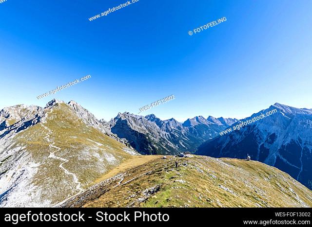 Clear sky over Brunnensteinspitze and¶ÿTiroler Hutte retreat