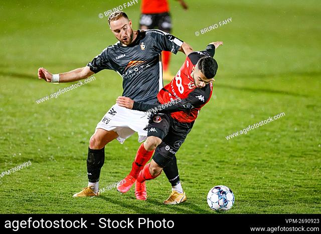 Deinze's Raphael Lecomte and Seraing's Georges Mikautadze fight for the ball during a soccer match between RFC Seraing and KMSK Deinze