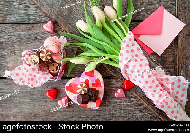 Herzschachtel mit Schokolade und frische Blumen