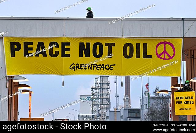 15 March 2022, Brandenburg, Schwedt: Early this morning, activists from Greenpeace block the main entrance to the oil refinery of PCK-Raffinerie GmbH