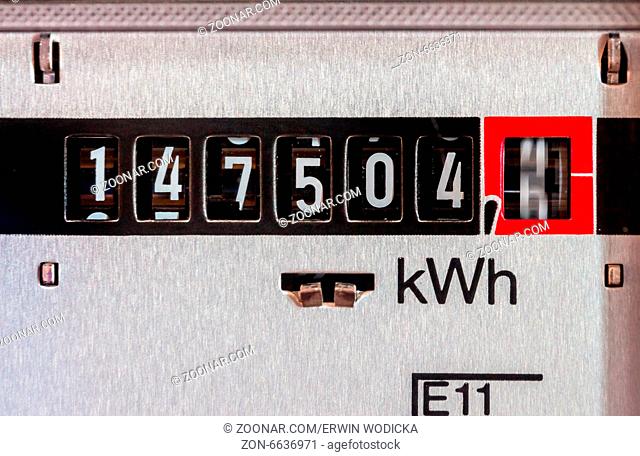 EIn Stromzähler misst den verbrauchten Strom. Symbolfoto für Strompreis und Strom sparen