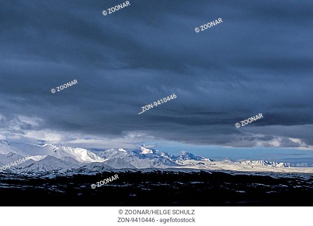 Neuschnee auf den Bergen der Alaskakette und in der Tundra / Fresh snow on the mountains of the Alaska Range and in the tundra / Denali Nationalpark - Alaska