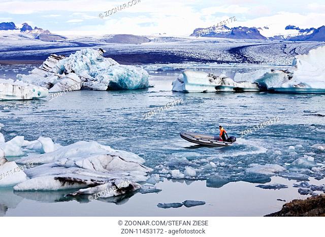 Gletscherlagune mit Schlauchboot, Joekulsarlon, Vatnajoekull-Nationalpark, Hornarfjoerdur, Ostisland, Island, Europa