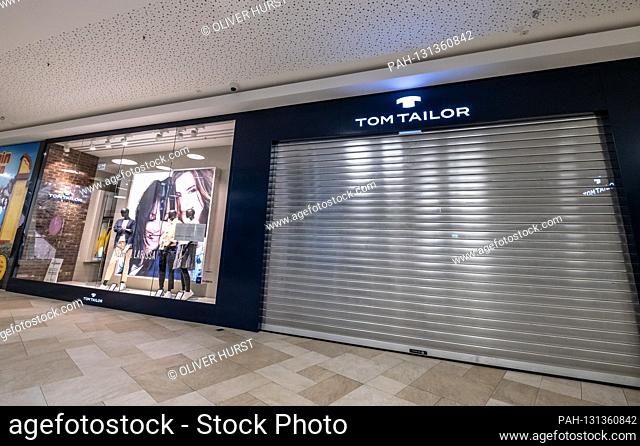 Symbolic photo: shops in the shopping center, Tom Taylor GES / Daily life in (Rastatt) during the corona crisis, 30.03.2020 GES / Daily life during the corona...