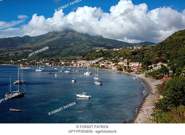 THE TOWN AND ITS HOUSES WITH THE BOATS IN THE BAY OF THE ANSE TURIN AT THE FOOT OF MOUNT PELEE, SAINT-PIERRE, MARTINIQUE, FRENCH ANTILLES, FRANCE
