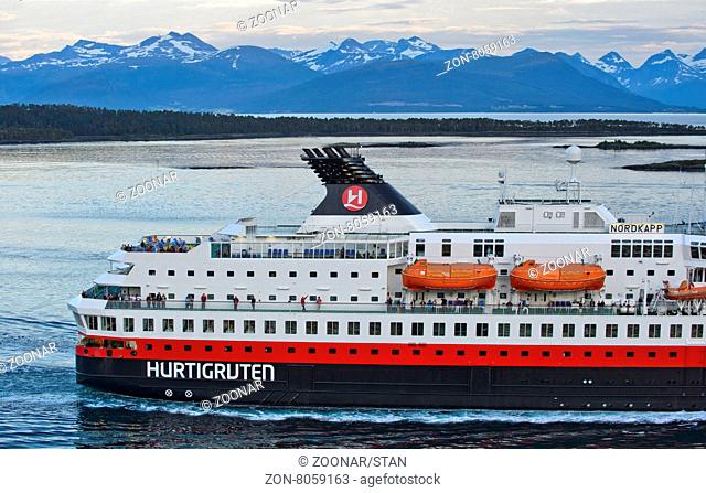 Schiffsheck, Passagier- und RoRo-Schiff Nordkapp der Hurtigruten ASA in Moldefjord bei Molde, Norwegen / Stern of the cruise liner MS Nordkapp of Hurtigruten...