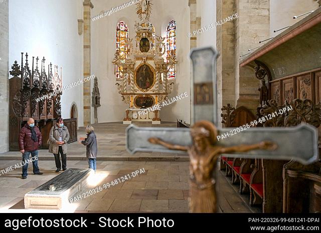 26 March 2022, Saxony-Anhalt, Merseburg: Visitors with a cathedral guide in the sanctuary. Twice a year, Merseburg Cathedral opens its doors to all citizens of...