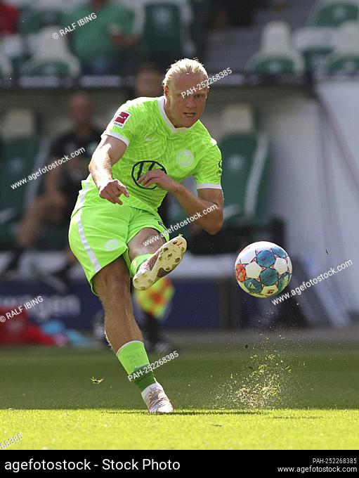 firo: 14.08.2021, Fuvuball, 1st Bundesliga, season 2021/2022, VfL Wolfsburg - VfL Bochum 1-0 Xaver SCHLAGER, Wolfsburg, individual action