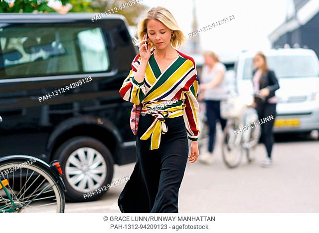 A chic showgoer arriving outside the New Talent runway show during Copenhagen Fashion Week - August 8, 2017 - Photo: Runway Manhattan/Grace Lunn ***For...