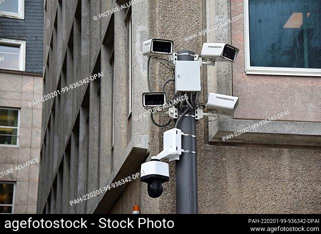 01 February 2022, North Rhine-Westphalia, Cologne: Cameras for video surveillance on a house wall next to an alley on the forecourt of Cologne Cathedral Photo:...