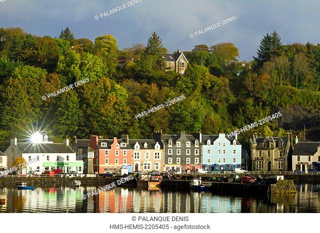 United Kingdom, Scotland, Hebrides, Isle of Mull, Tobermory, pier and town