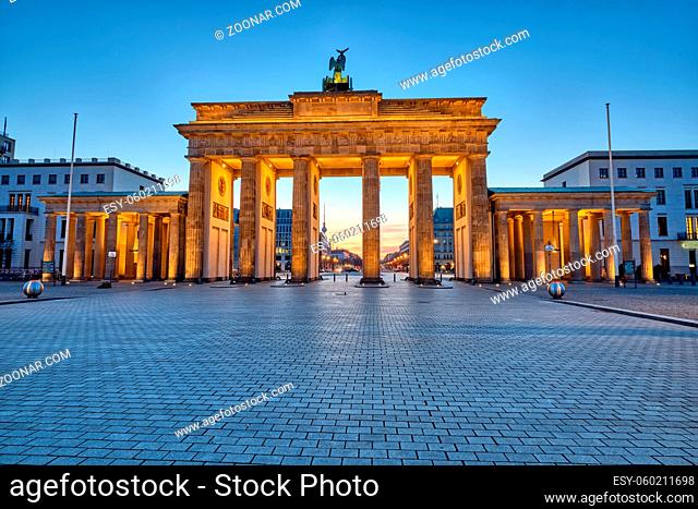 Die Rückseite des berühmten Brandenburger Tors in Berlin vor Sonnenaufgang