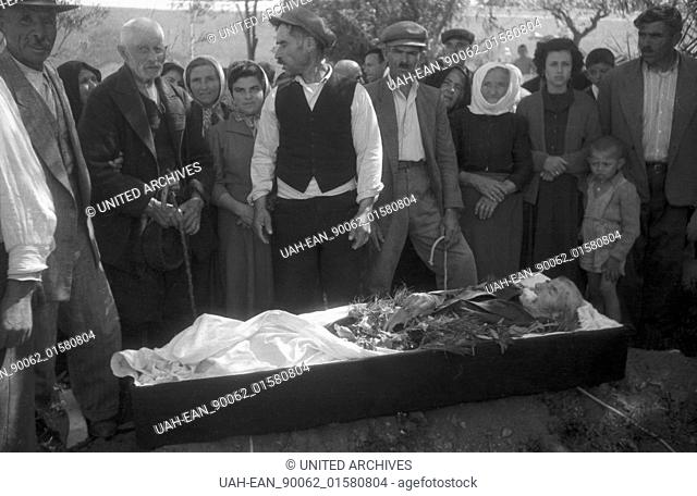 Griechenland, Greece - Freunde und Familie bei einer Beerdigung in Griechenland, 1950er Jahre. Friends and family at a burial in Greece, 1950s