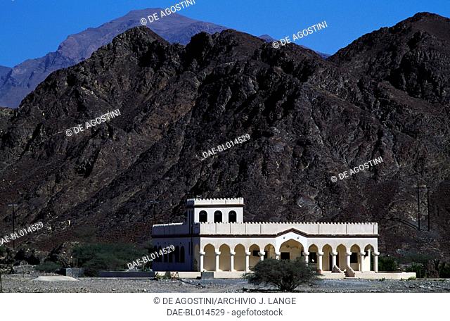 Building in the Wadi Samail, in the background the Al-Hajar Mountains, Oman