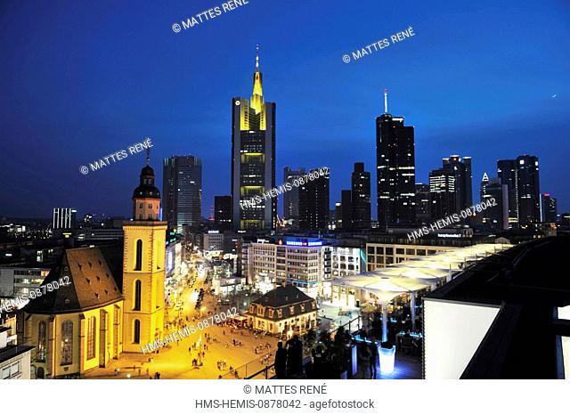 Germany, Hesse, Frankfurt am Main, Hauptwache and Katharinenkirche with skyscrapers in background