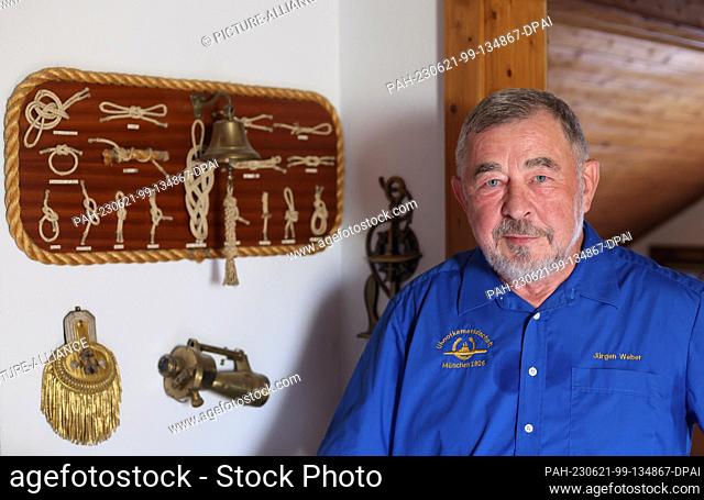 21 June 2023, Bavaria, Weilheim: Jürgen Weber, chairman of the Association of German Submariners, stands in front of a board with various sailor knots during an...