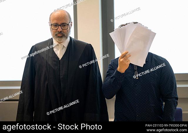02 November 2023, Rhineland-Palatinate, Trier: Defense attorney Andreas Ammer (l) stands next to his client in the Trier District Court