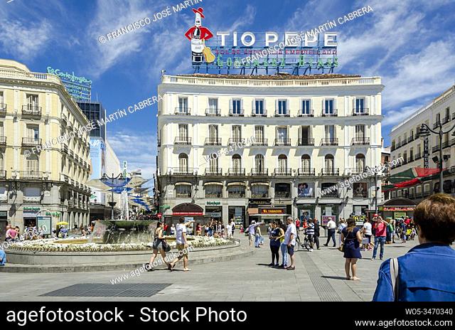 In summer Madrid is filled with tourist to visit its streets, in this case: The Puerta del Sol