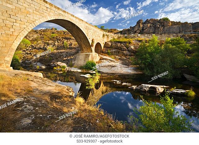 Puente del Arco y rio Alberche. Burgohondo, province of Ávila, Spain