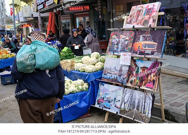11 December 2018, Turkey, Tire: Market day in Tire in the Turkish province of Izmir. Photo: Jens Kalaene/dpa-Zentralbild/ZB. - Tire/Izmir/Turkey