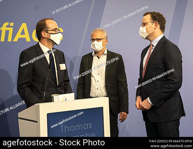 22 September 2020, Hessen, Frankfurt/Main: (L-r) Thomas Triomphe, CEO of the Sanofi Pasteur vaccine division, Tarek Al-Wazir