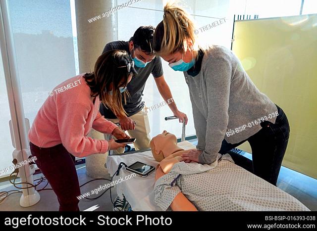 5th year medical students during a SimMan dummy cardiac massage workshop