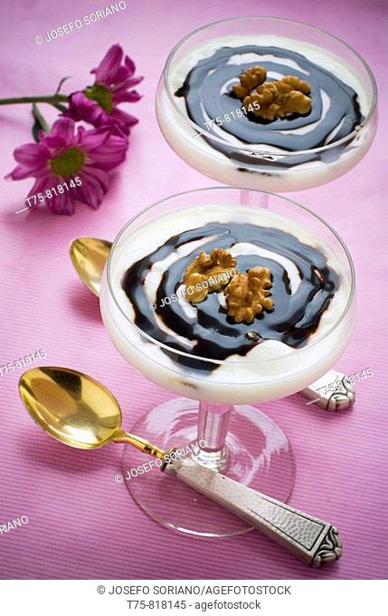 Crema de yogurt con chocolate caliente y nueces