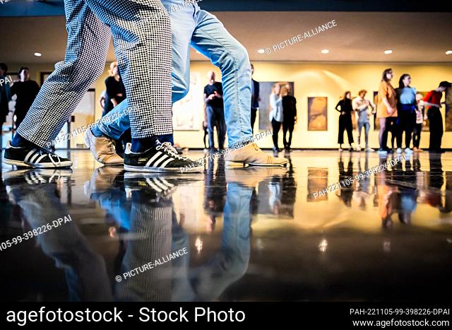 05 November 2022, Berlin: A couple dances at a free swing or Lindy Hop dance class to warm up in the foyer of the Deutsche Oper