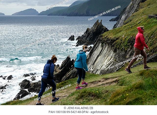The rocky west coast of the Dingle peninsula seen in County Kerry, Ireland, 31 May 2017.· NO WIRE SERVICE · Photo: Jens Kalaene/dpa-Zentralbild/ZB