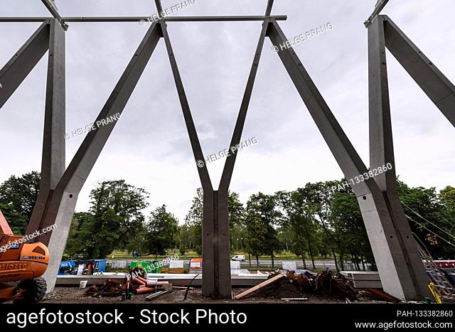 Exterior view: The roof and roof structure of the versus straight is being erected. GES / Football / 2nd Bundesliga: Karlsruher SC - Wildpark Stadium