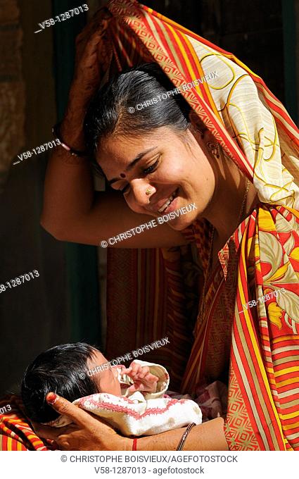 India, Rajasthan, Shekhawati, Mandawa, Young mother with her newborn baby