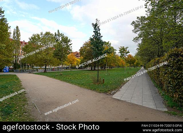 23 October 2021, Saxony, Leipzig: View of the Lene-Voigt-Park. The 11-hectare park was created on the site of the former Eilenburg railway station and
