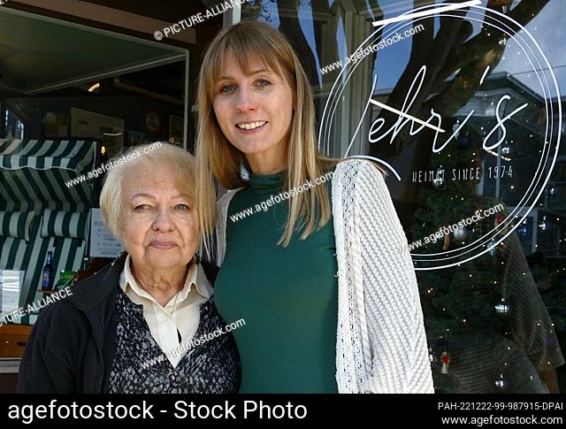PRODUCTION - 14 December 2022, US, San Francisco: New owner Hannah Seyfert (r) with previous owner Brigitte Lehr. A German in San Francisco, Hannah Seyfert