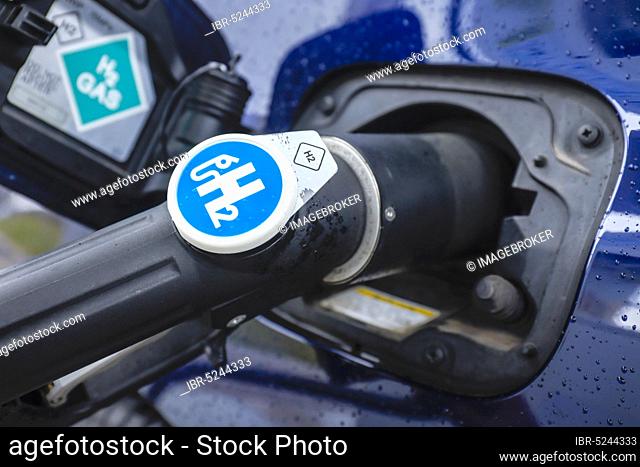 Passenger car refuels H2 hydrogen at a H2 hydrogen filling station, Herten, Ruhr Area, North Rhine-Westphalia, Germany, Europe