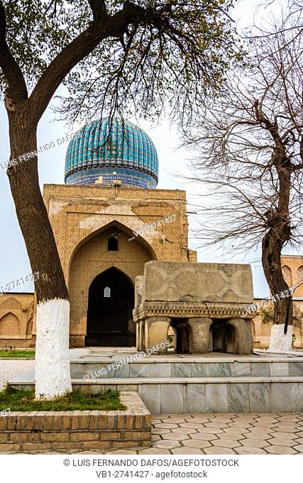 Bibi Khanum Mosque with huge marble Koran stand on foreground, Samarkand, Uzbekistan