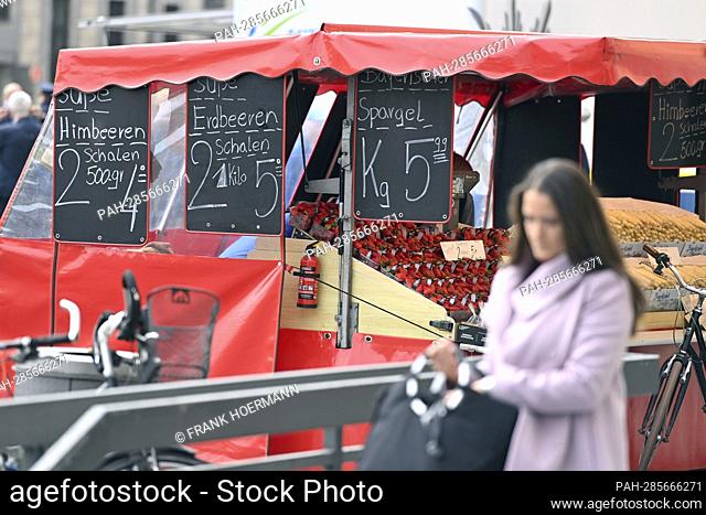 Fruit stand, vegetable stand on the Odeonsplatz in Munich on 05.05.2022. Price increase, price increase, rising prices. - Munich/Bayern/Deutschland