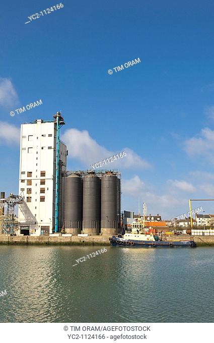 Silo's used for grain storage at the docks in Lowestoft , Suffolk , England , Great Britain , Uk