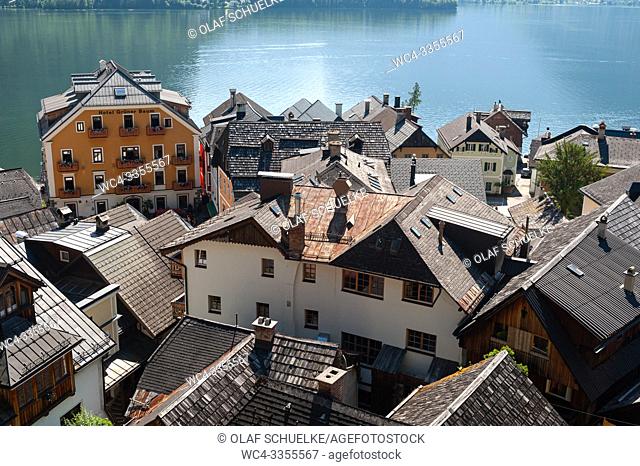 Hallstatt, Salzkammergut, Upper Austria, Austria, Europe - View of homes in the town centre with lake Hallstaetter See in the backdrop